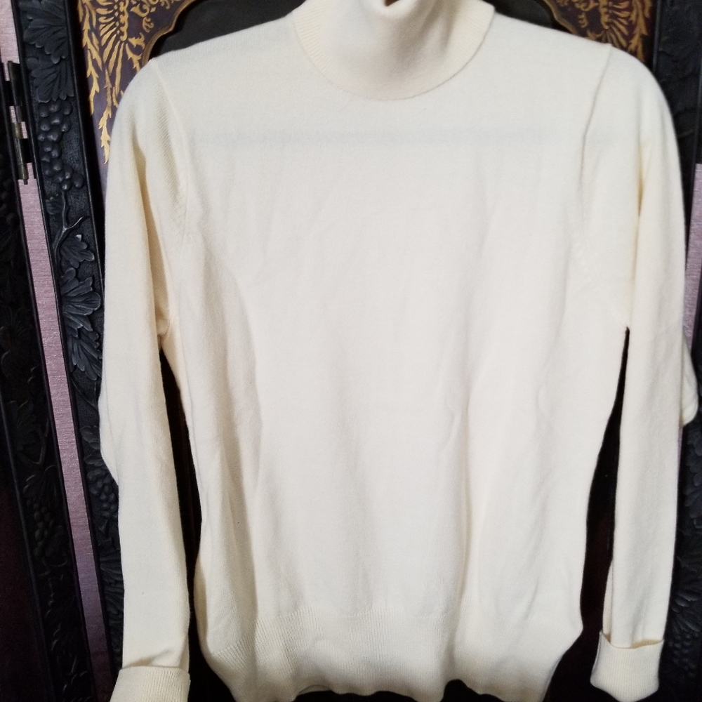 Venus turtleneck